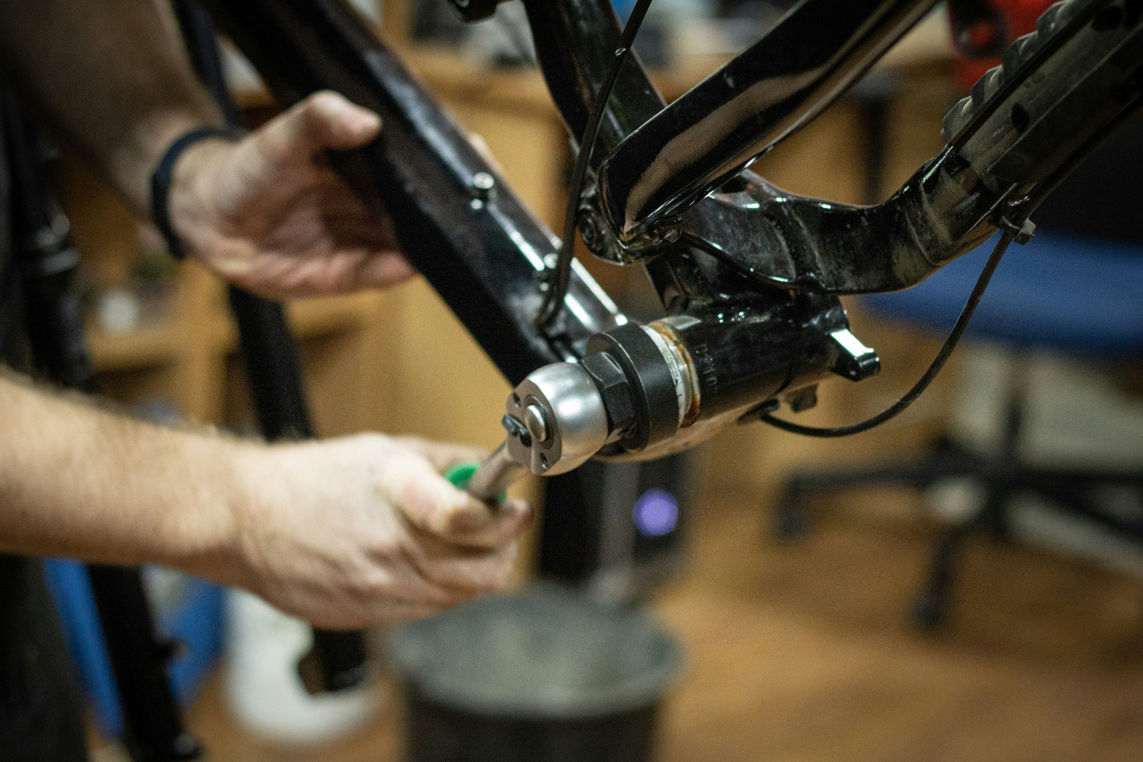 Meisterliche Reparatur am klassischen Fahrrad